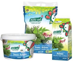 Trois produits d'engrais pour arbres Acti-Sol : un pot, un sac et un carton ; tous affichent l'étiquette « 4-3-9 ».