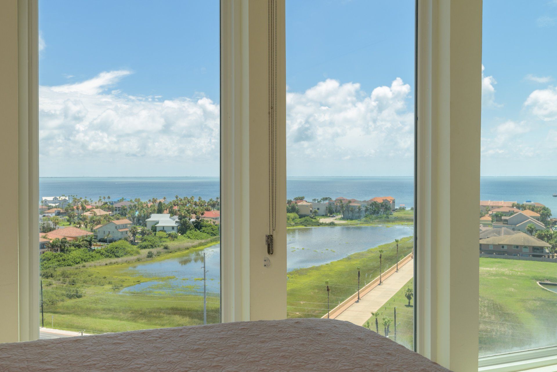 Un dormitorio con vista al mar y una cama.