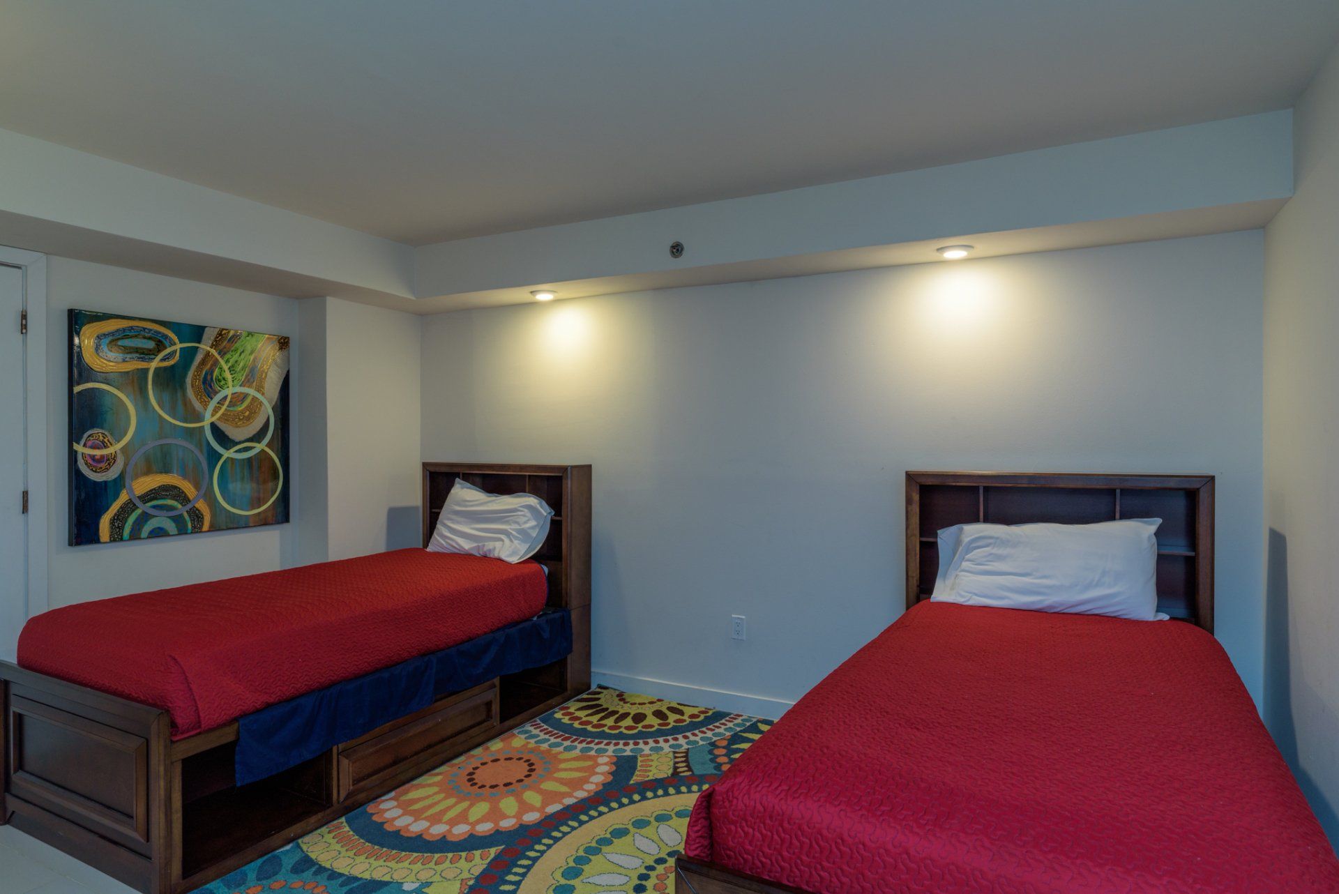 Un dormitorio con dos camas individuales y una alfombra.