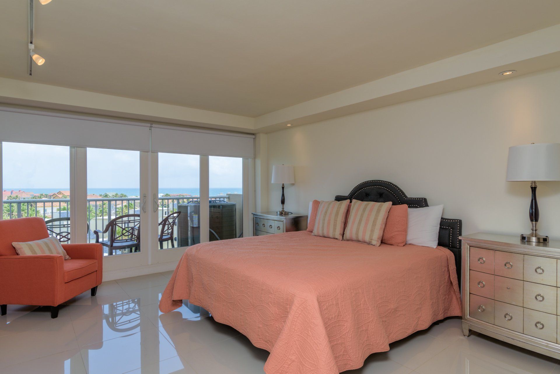Un dormitorio con una cama king size y una silla.