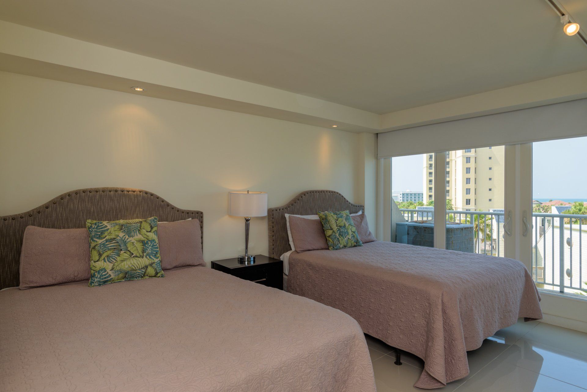 Una habitación de hotel con dos camas y balcón.