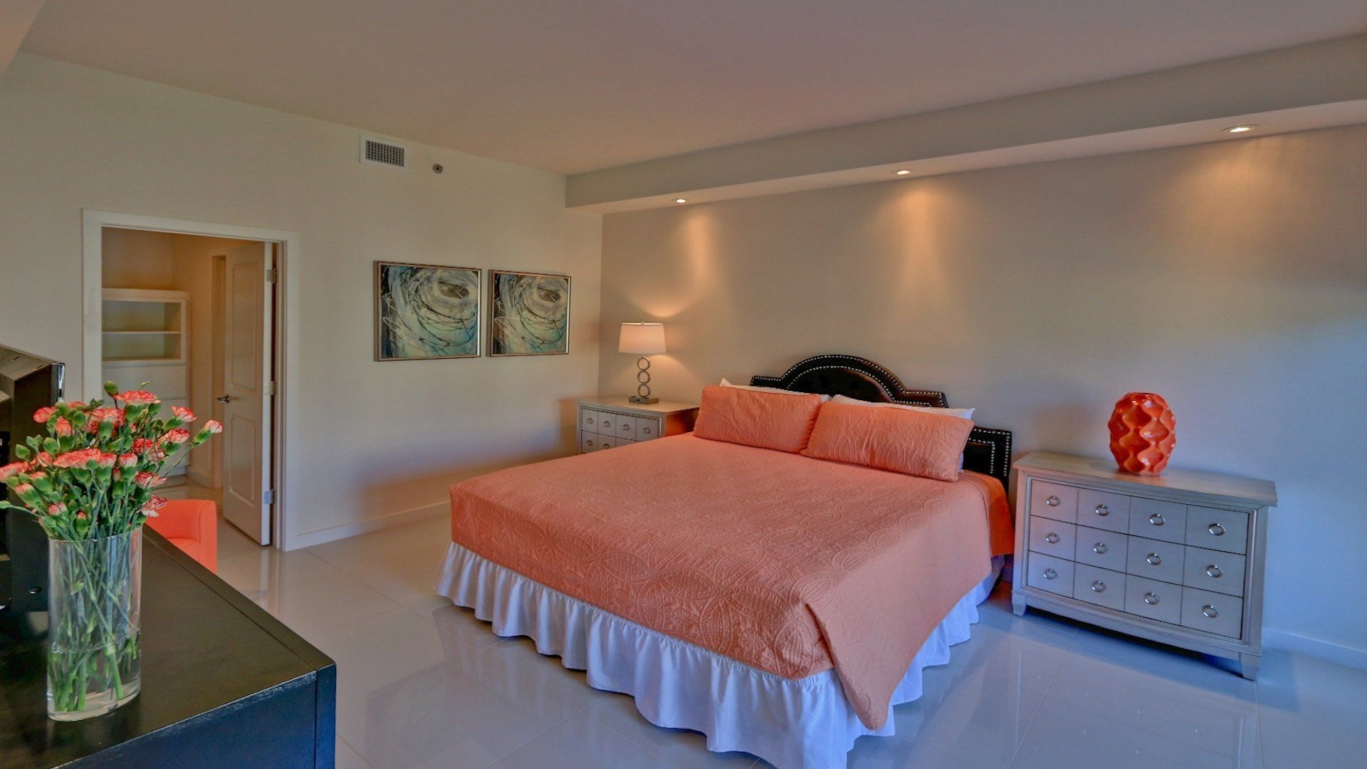Un dormitorio con una cama king size y una cómoda.
