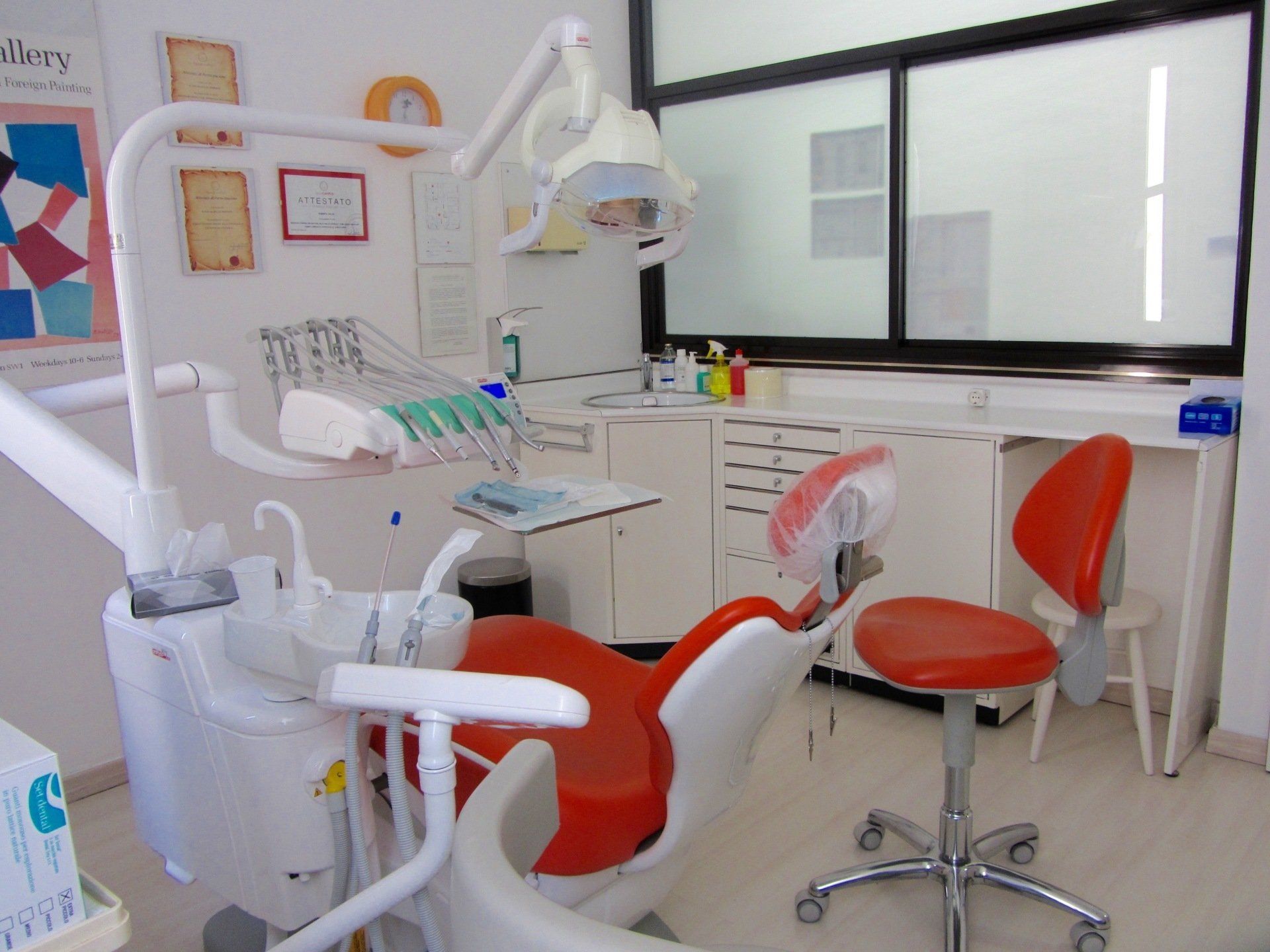Dentista e paziente durante la pulizia dei denti