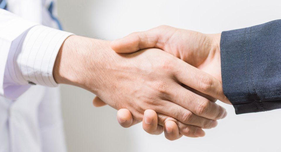 stretta di mano