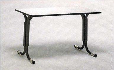 tavolo con piano rettangolare in legno e metallo