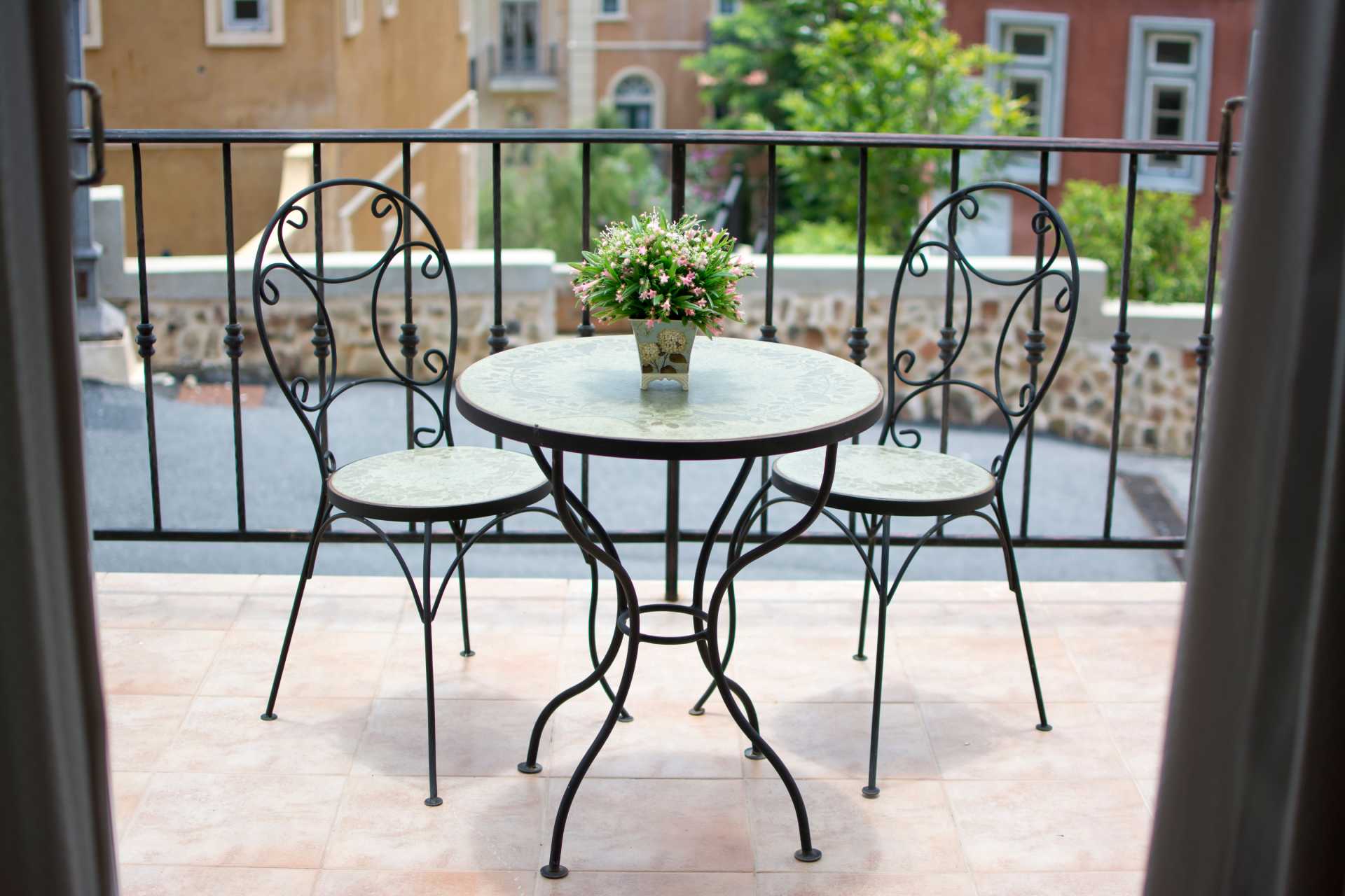 sedie e tavolino tondo per il balcone