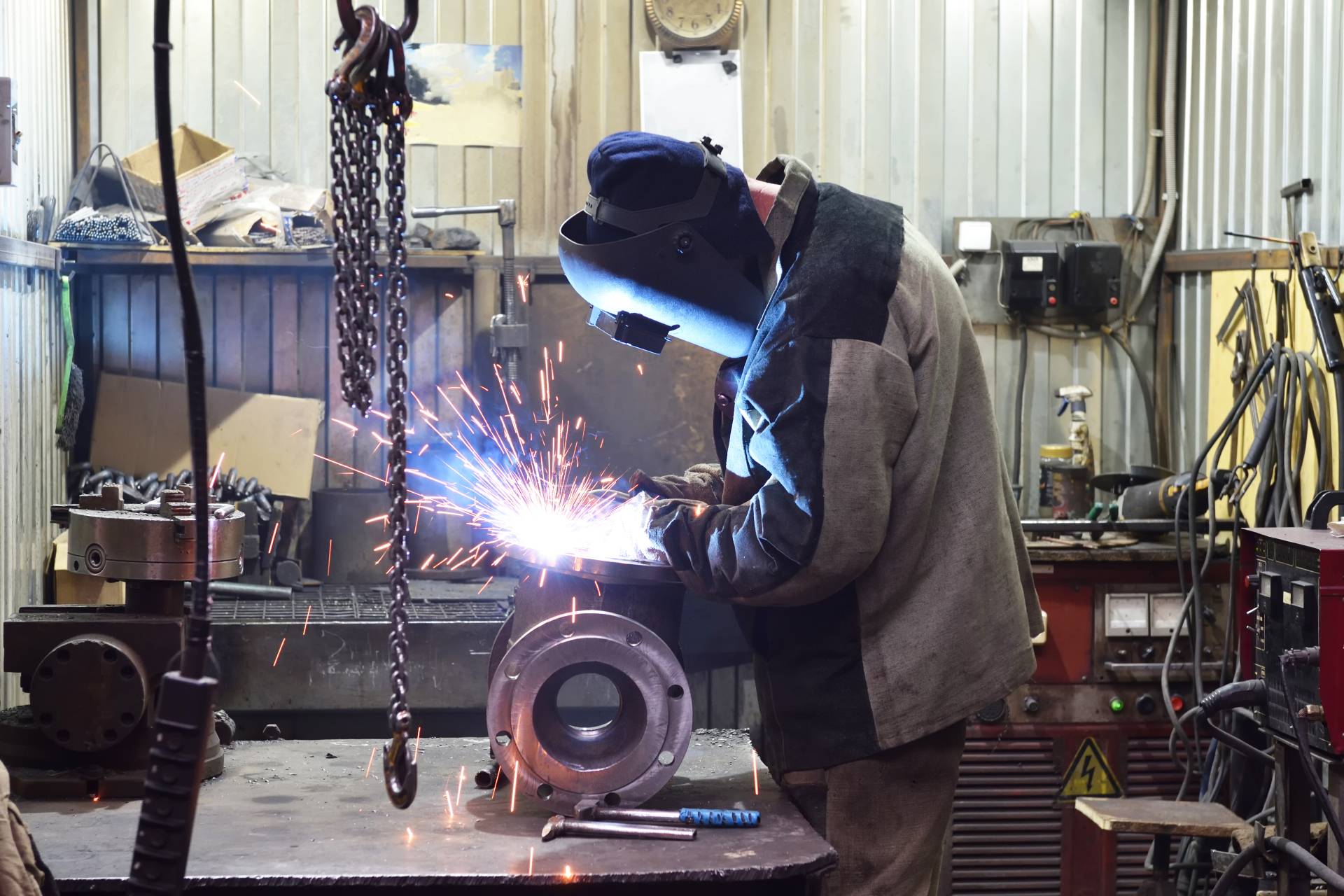 carpentiere al lavoro su saldatura robotizzata