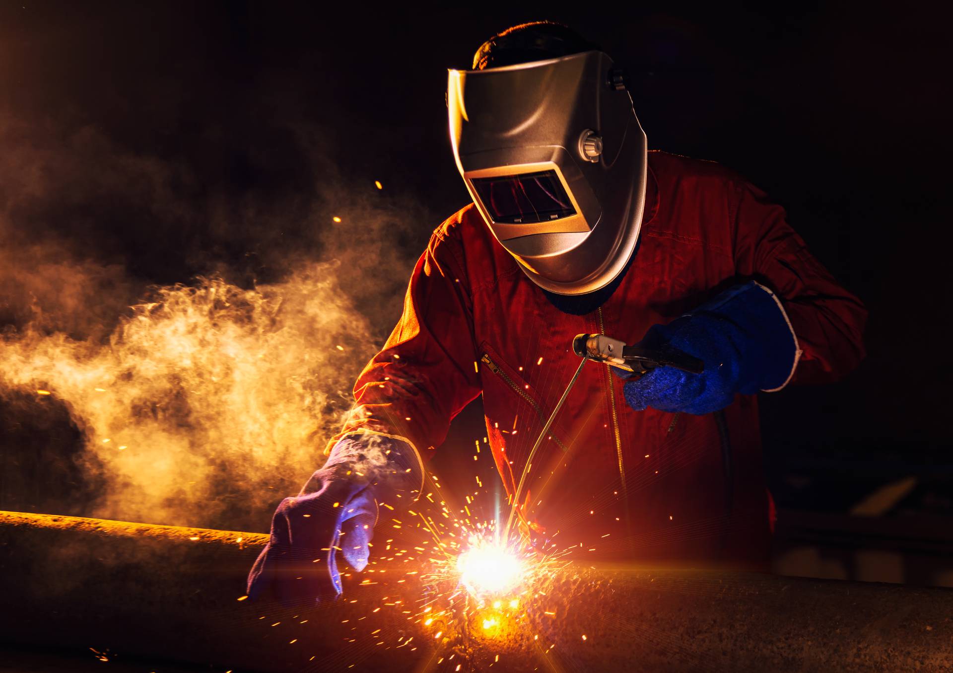 carpentiere al lavoro per laser tubolare