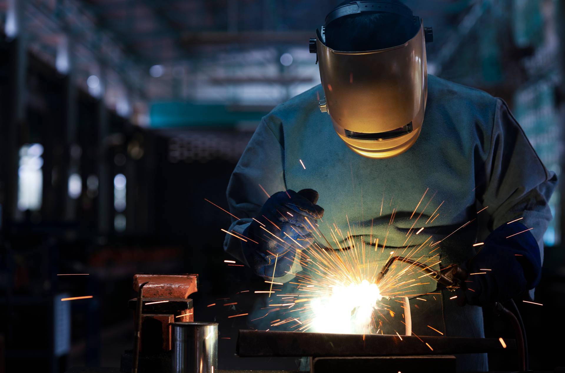 carpentiere al lavoro per la curvatura di tubi
