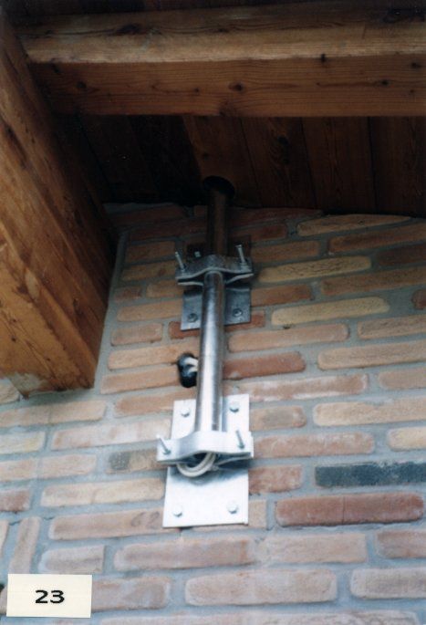 base di un palo per antenna in un sottotetto