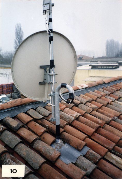 antenna satellitare installata su tubo con elementi antipioggia