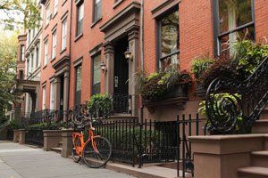 A bike out front of a NY apartment.