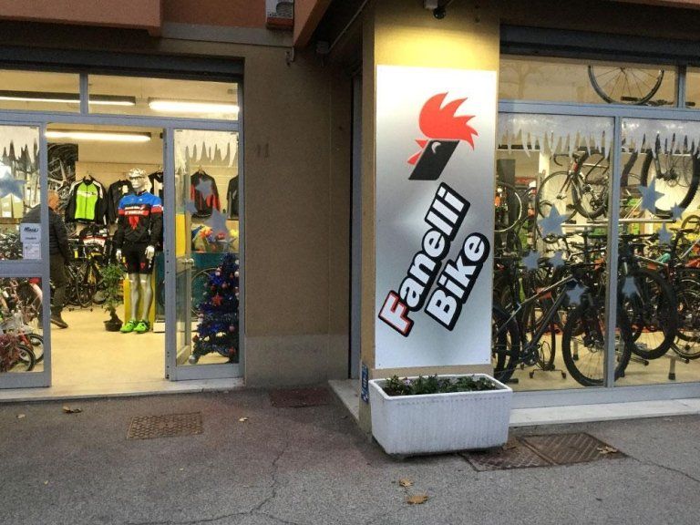Facciata di un negozio di biciclette