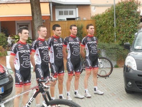 ciclisti con completo del team