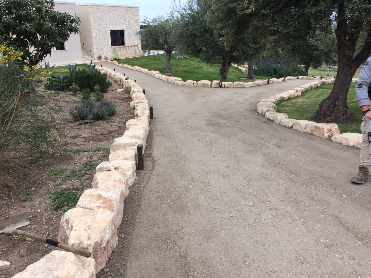 Strada con muretti