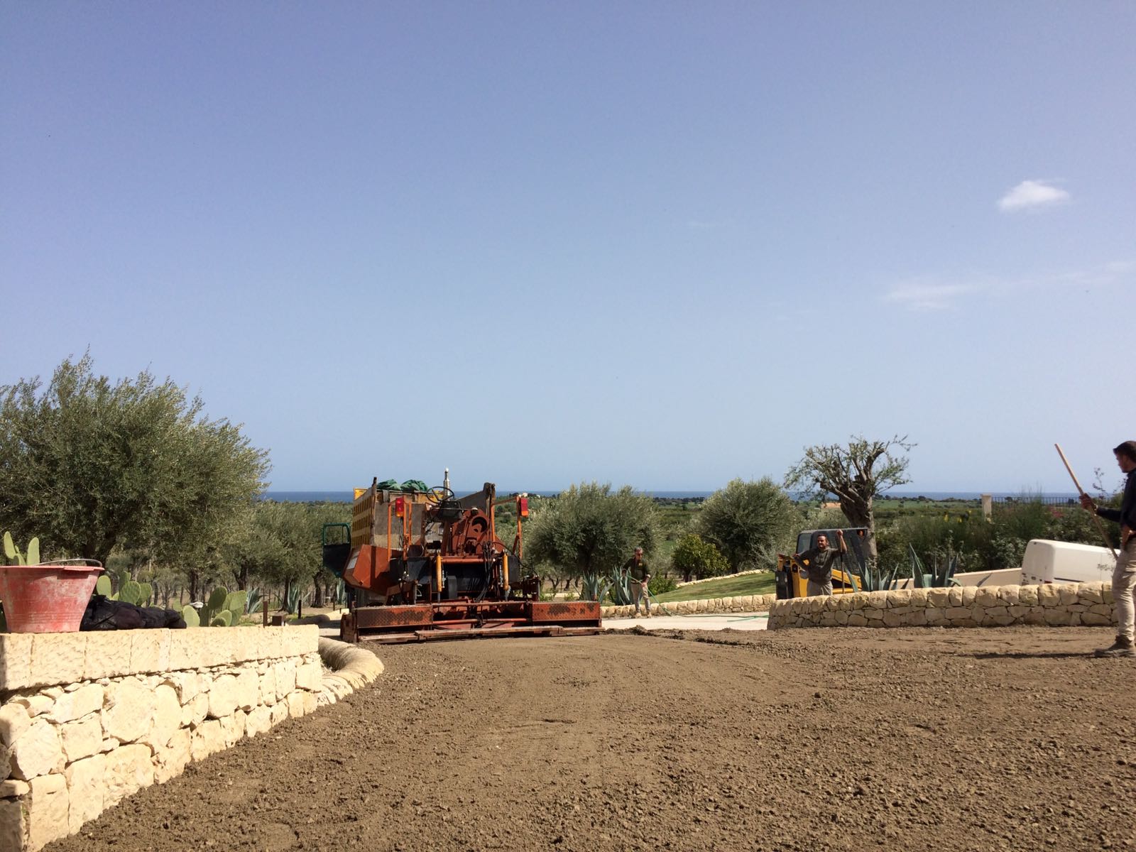 realizzazione muro e pavimentazione