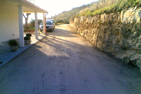 Strada con muro laterale
