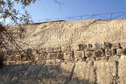 Muro con grandi pietre