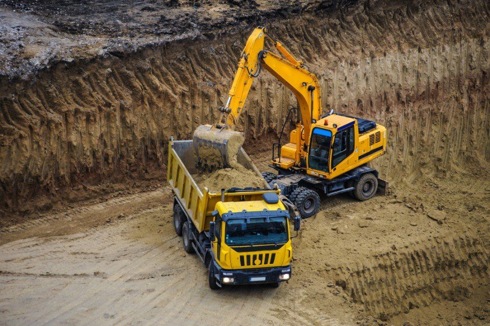 Riempimento di camion con materiale di risulta