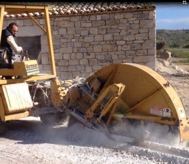 mezzo pesante per realizzazione pavimento stradale