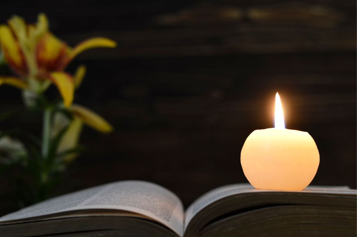 Bibbia e cero funebre