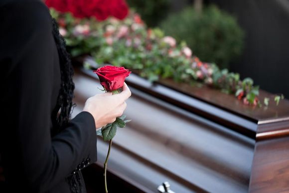 Estremo saluto con deposizione rosa rossa