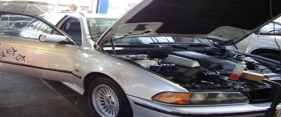 Auto repair mechanic smiles in Honolulu, HI