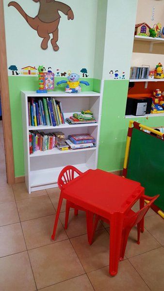 Angolo della Lettura con libreria e piccolo tavolino