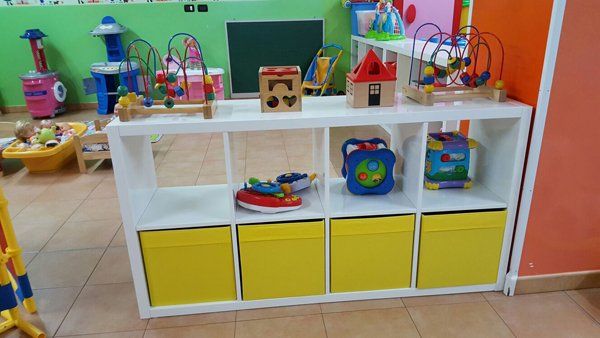 giochi per bamibni in un asilo nido