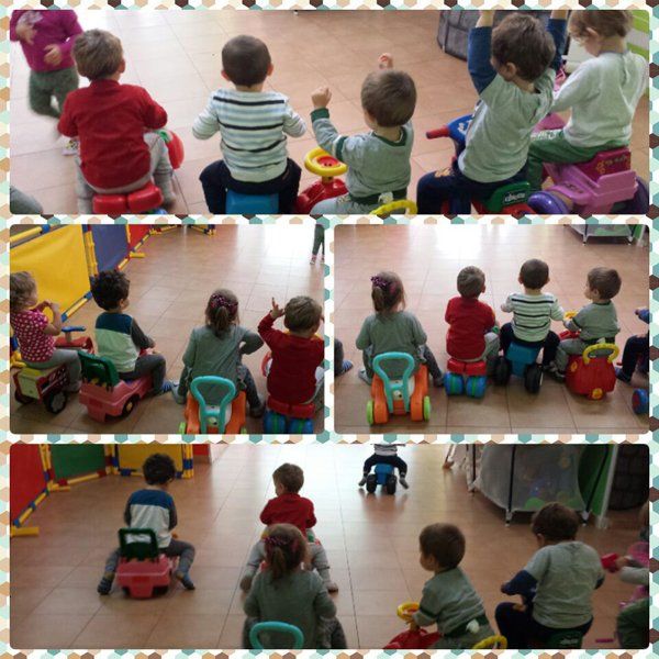 gara di corsa tra bambini con auto giocattolo