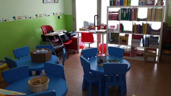 angolo studio-asilo con piccoli tavolini e sedie