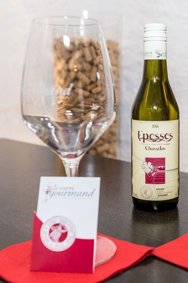 verre à vin avec bouteille