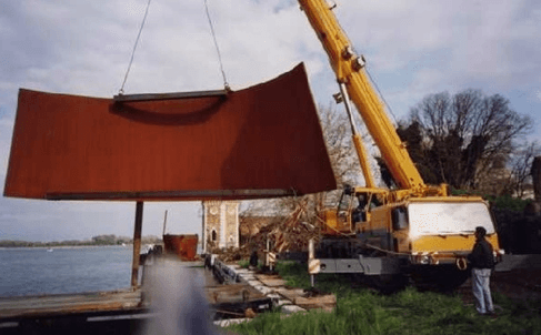 scarico di container da imbarcazione