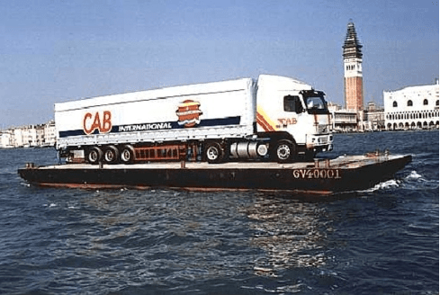 trasporto via mare di camion container