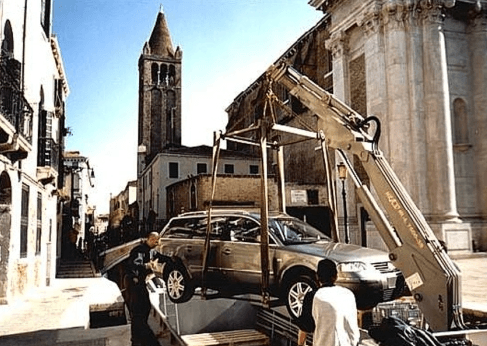 caricamento su imbarcazione di auto