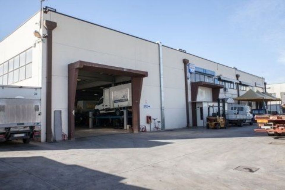 Autofficina dall'esterno