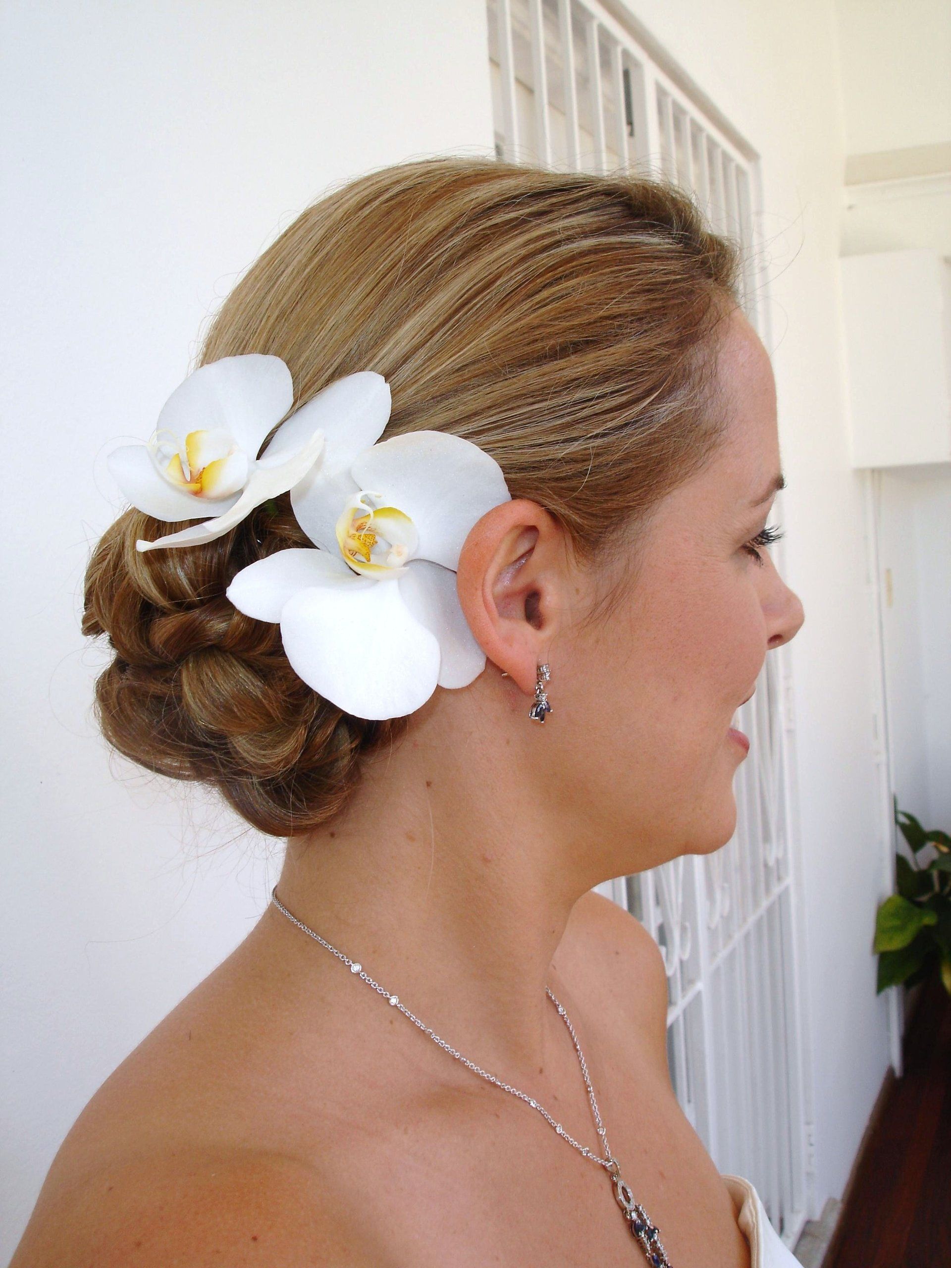 A woman with two white flowers in her hair