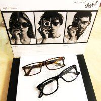 espositore con occhiali da vista Persol Rayban