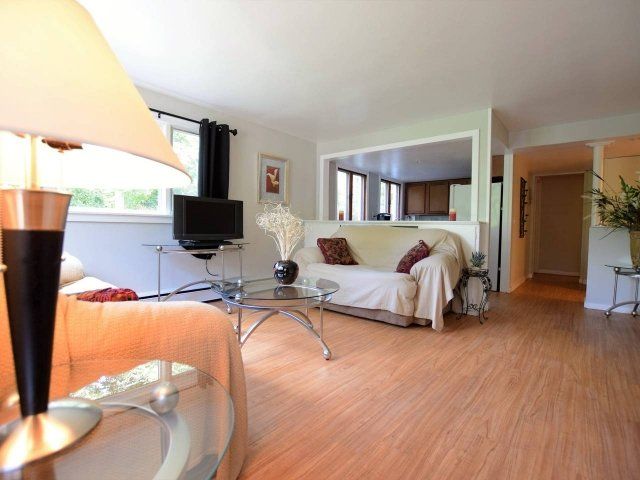 924 Danby Road Living Room