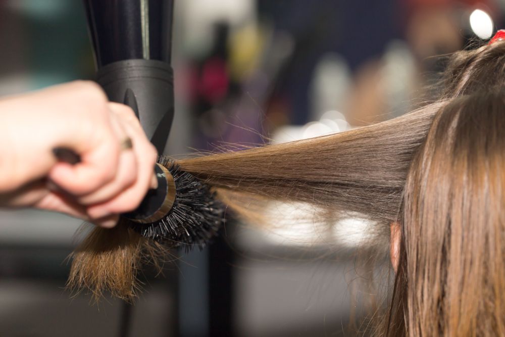 asciugatura capelli con spazzola e phon