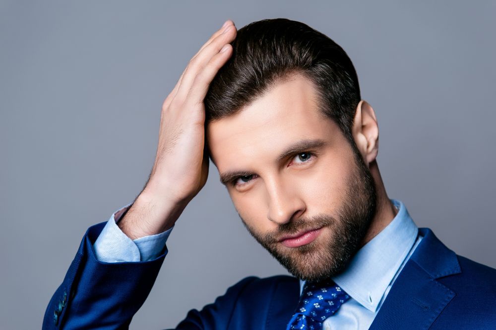 taglio uomo con capelli pettinati all'indietro