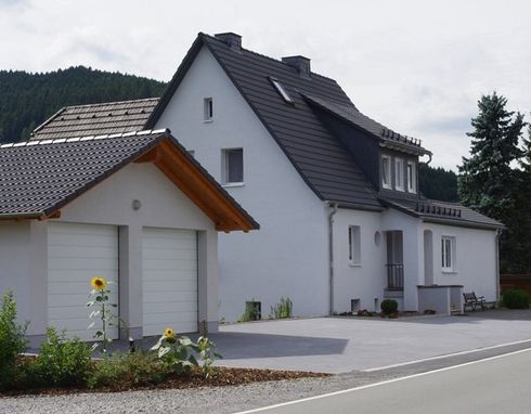 Bild: Doppelgarage, Haus Jörg EG und 1 OG von vorne.