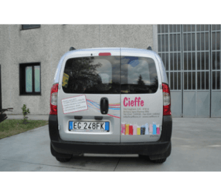 autoveicolo con scritta personalizzata