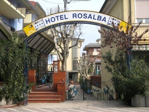 insegna luminosa di un hotel