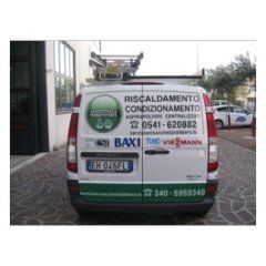 retro di furgone con scritte pubblicitarie