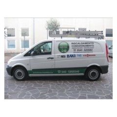 furgone con scritte pubblicitarie