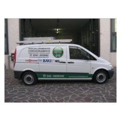 lato di un furgone con scritta promozionale