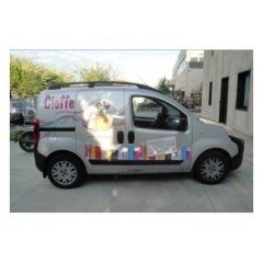 automezzo con scritte promozionali