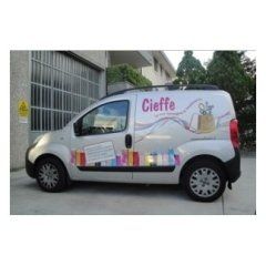 lato di un furgone con scritte e decori promozionali