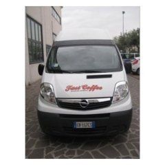 fronte di furgone con scritta promozionale